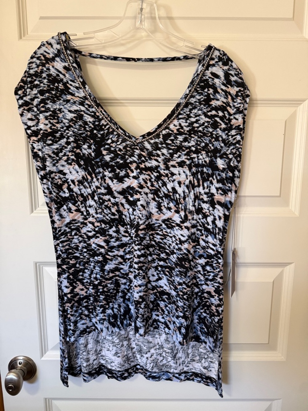 Jennifer Lopez Sleeveless V-Neck Printed Tunic Top - Navy, White & Blush